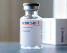 �����ף�������������ͨ���Կ���Ƥ��������(EGFR)������������